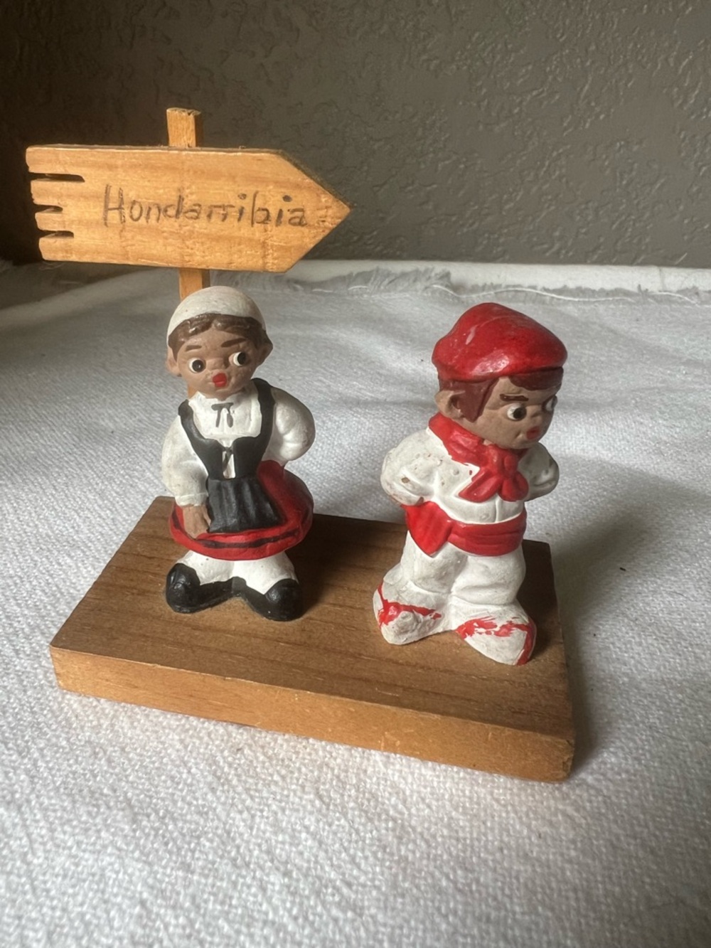 Hand-Painted Folk Couple Figurine with Hondarribia Sign - Red & White